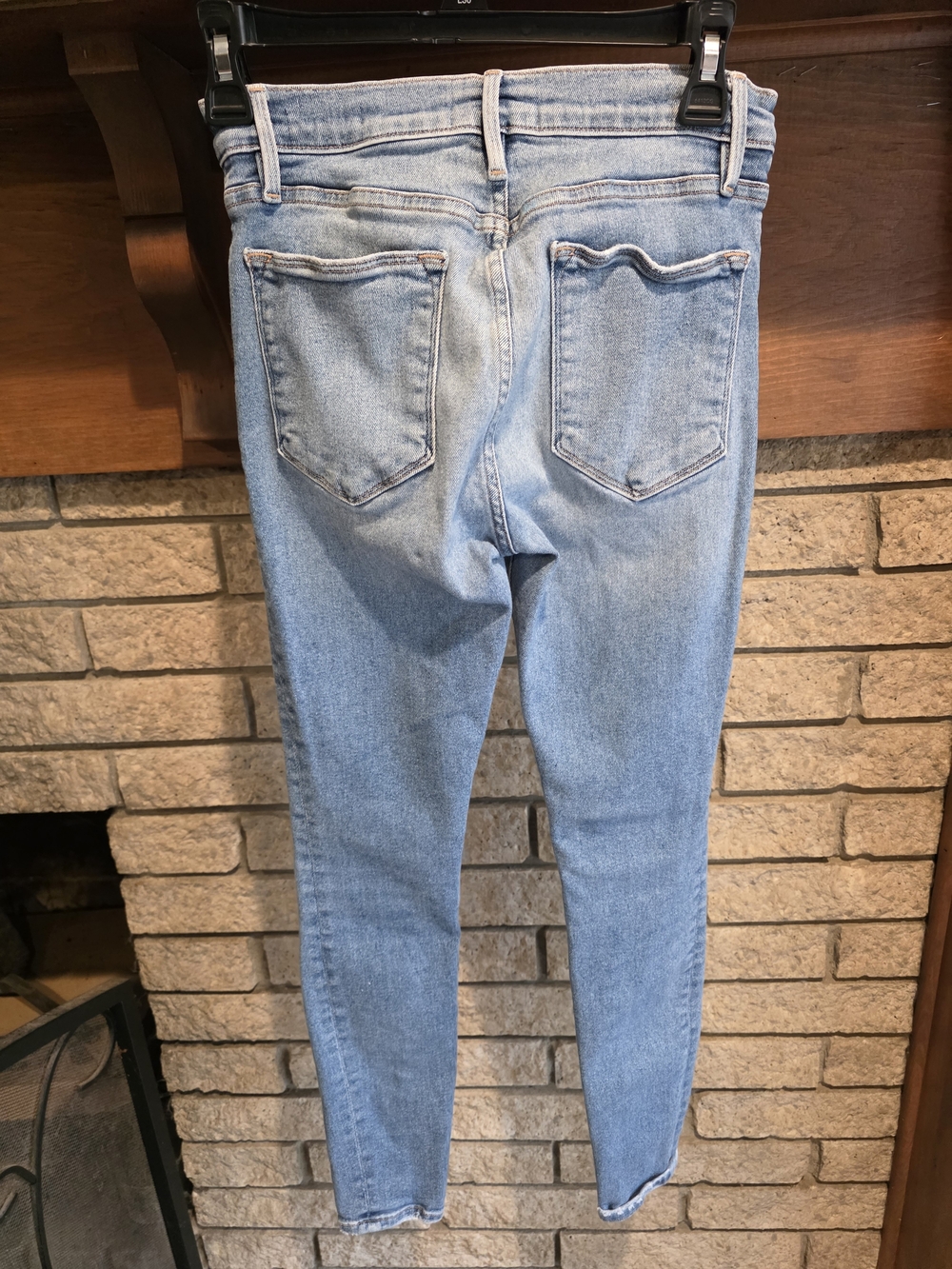 Frame Denim Mid-Wash Skinny Jeans in Light Blue - Picture 5 of 6